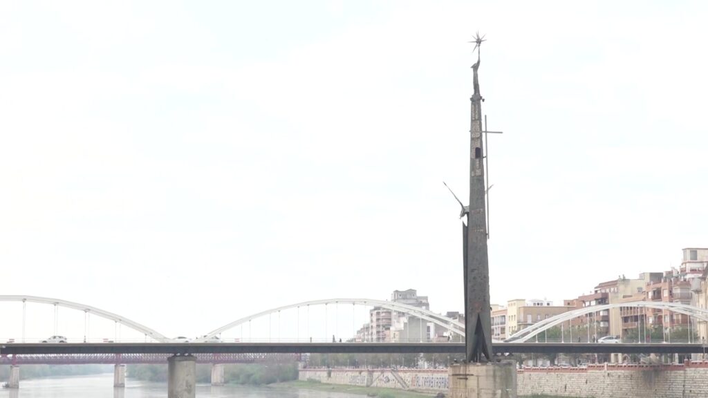 La Comissió per la Retirada dels Símbols Franquistes exigix a la Generalitat que demane l’aixecament de les cautelars Monument a la Batalla de l'Ebre al mig del riu al seu pas per Tortosa, Baix Ebre.
