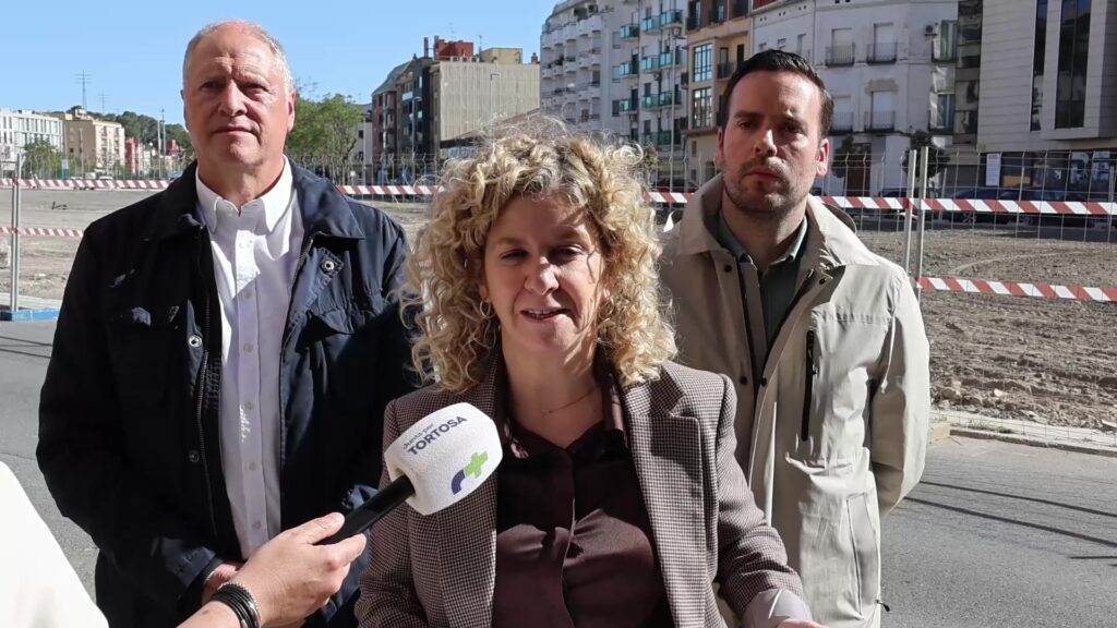 Meritxell Roigé, portaveu de Junts per Tortosa, durant una roda de premsa sobre mobilitat a Tortosa, Baix Ebre.