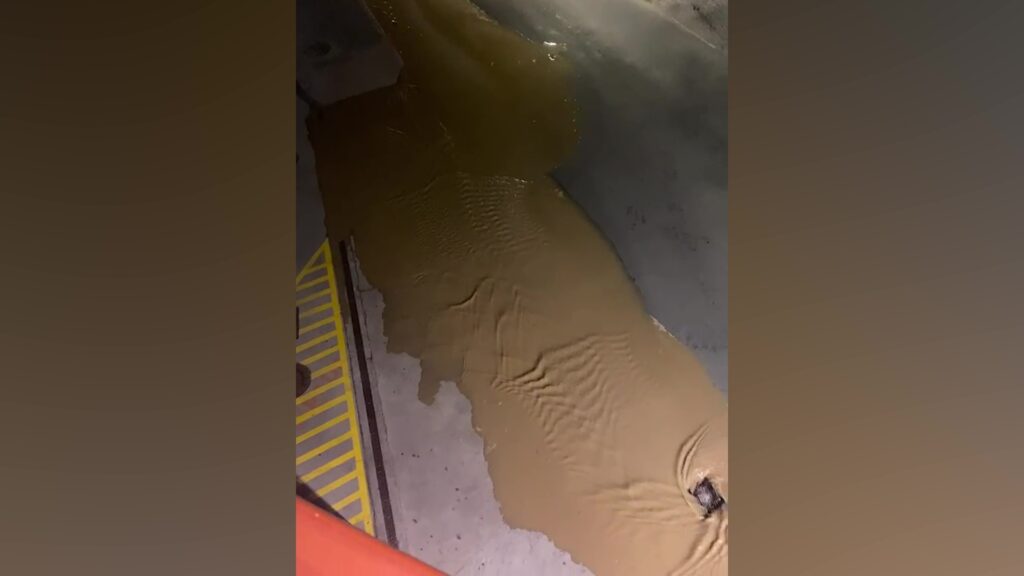 Aigua tèrbola baixant pel carrer Cristòfol Despuig de Tortosa a causa d'una fuita en una canonada general.