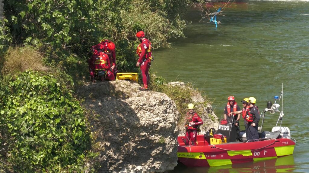 Bombers de la Generalitat realitzant un simulacre de rescat aquàtic en una zona de roques al riu Ebre al seu pas per Amposta, Montsià.