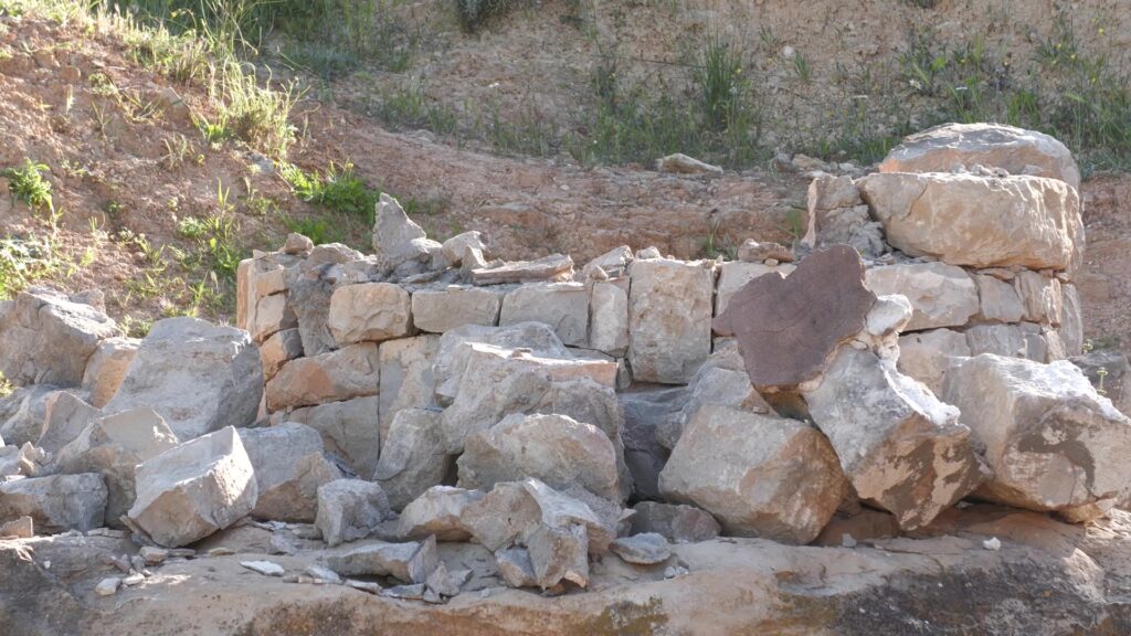 Els Mossos investiguen l’atac vandàlic a la reproducció del forn d’oli de ginebre de Riba-roja d’Ebre Reproducció destruïda del forn d'oli de ginebre de la Garita a Riba-roja d'Ebre, Ribera d'Ebre.