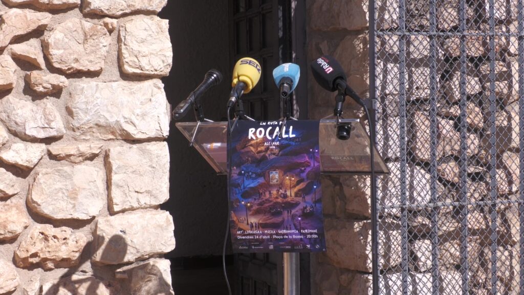 “En ruta pel Rocall” posa en valor el barri antic d’Alcanar amb una gran proposta cultural i participativa Presentació de la ruta cultural En ruta pel Rocall davant la torre del carrer Nou a Alcanar, Montsià.