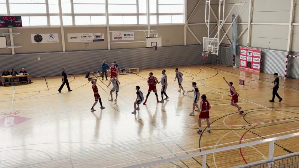 Jugadors del CB Cantaires Tortosa i el CB Morell durant un partit de bàsquet al pavelló del Temple a Tortosa, Baix Ebre.