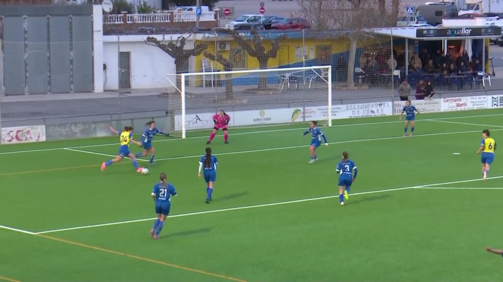 Jugadores de la UE Aldeana femení disputant una jugada d'atac al municipal de la Unió a l'Aldea, Baix Ebre.