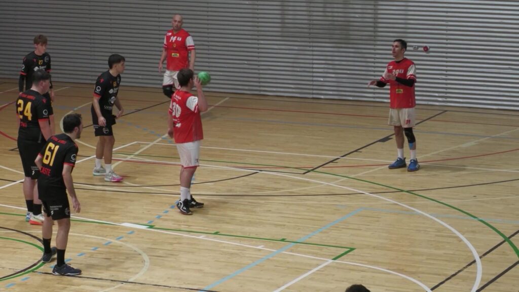 Jugadors del CE Tortosa durant un partit d'handbol a Tortosa, Baix Ebre.