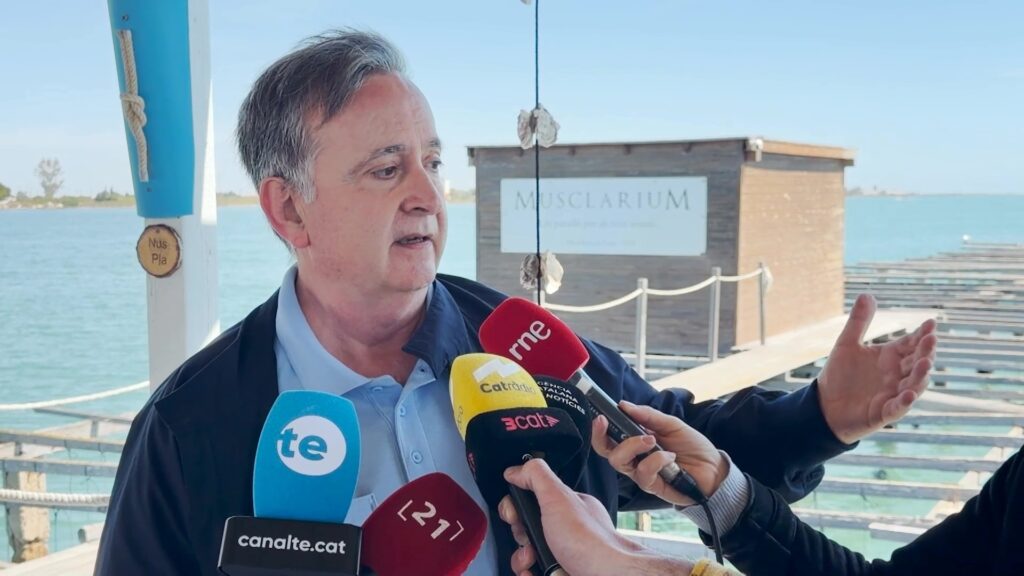 El sector del musclo del Delta de l’Ebre inicia la campanya amb un pla d’adaptació climàtica Gerardo Bonet, gerent de FEPROMODEL, atenent els mitjans de comunicació a la Ràpita.
