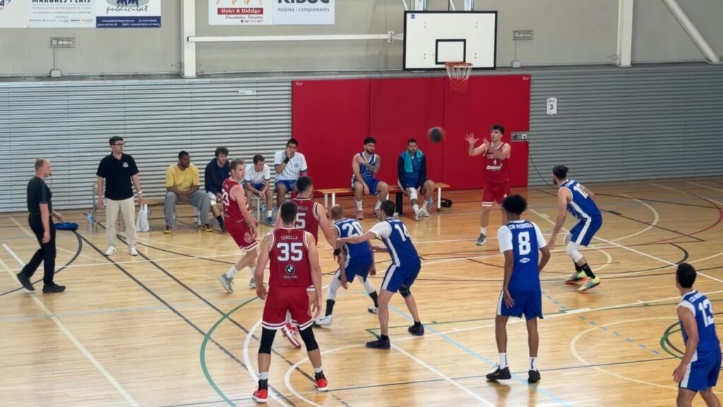 El CB Cantaires cau per la mínima en un duel èpic contra el líder (71-72) Partit de bàsquet entre el CB Cantaires Tortosa i el CB Morell al Pavelló de Ferreries de Tortosa, Baix Ebre.