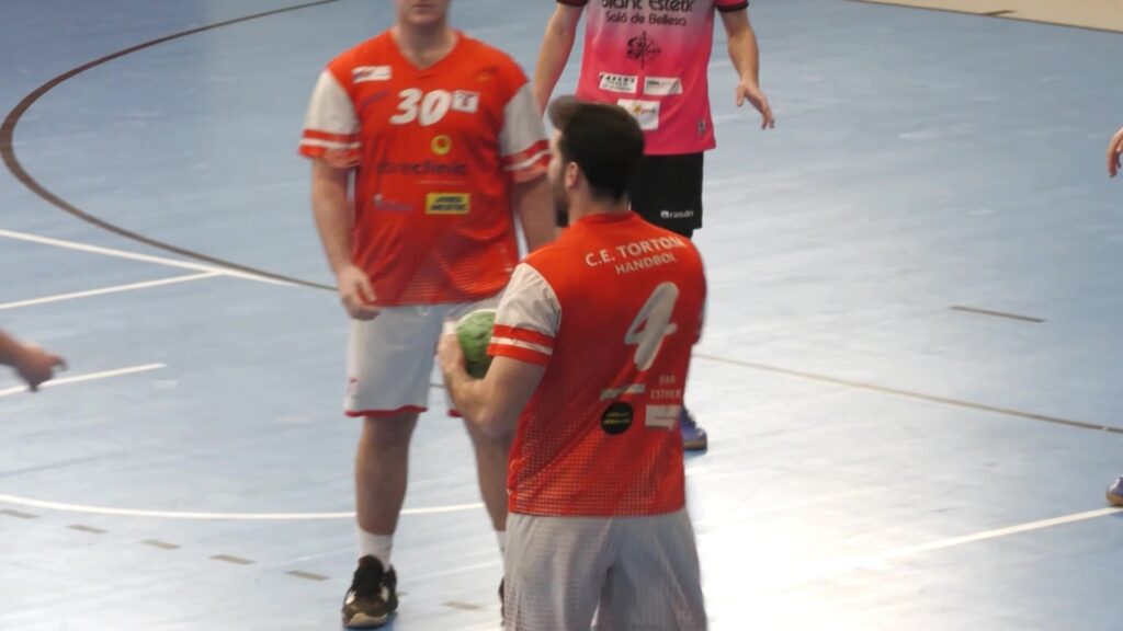 Victòria de mèrit del C.E. Tortosa a Sant Boi malgrat les baixes (34-39) Jugadors del sènior masculí del Centre Esports Tortosa durant un partit d'handbol a les Terres de l'Ebre.