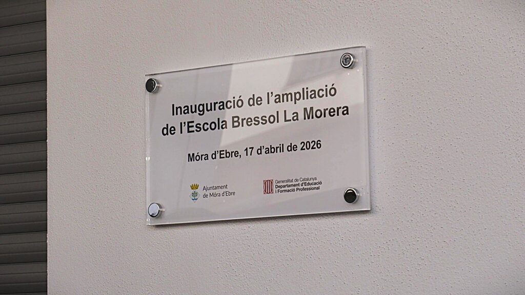 Inauguració de la placa commemorativa de l'ampliació de l'Escola Bressol la Morera a Móra d'Ebre amb l'alcalde Rubén Biarnés i el director d'Educació Mario González.