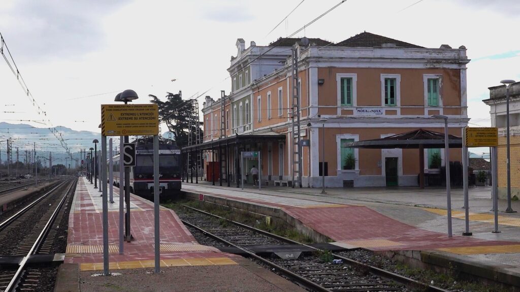 Estació de tren de Móra la Nova amb tren de Rodalies aturat a la Ribera d'Ebre.
