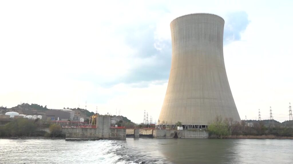 Torre de refrigeració de la Central Nuclear d'Ascó a la Ribera d'Ebre a la vora del riu