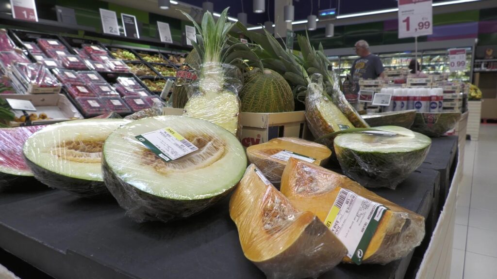 Aliments frescos tallats i envasats en un supermercat de Tortosa, Baix Ebre.
