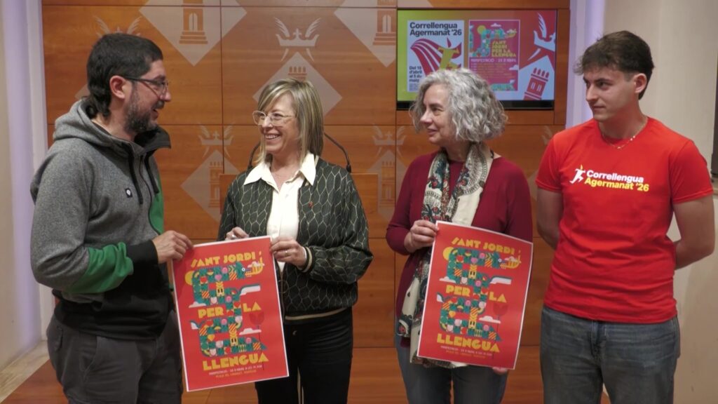 Representants d'entitats culturals de Tortosa presentant el cartell del Sant Jordi per la Llengua a l'Ajuntament.