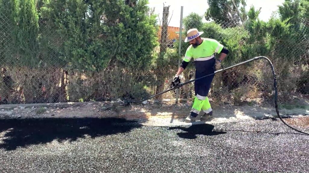 Operari realitzant tasques de pavimentació en un camí rural del municipi de l'Aldea, Baix Ebre.