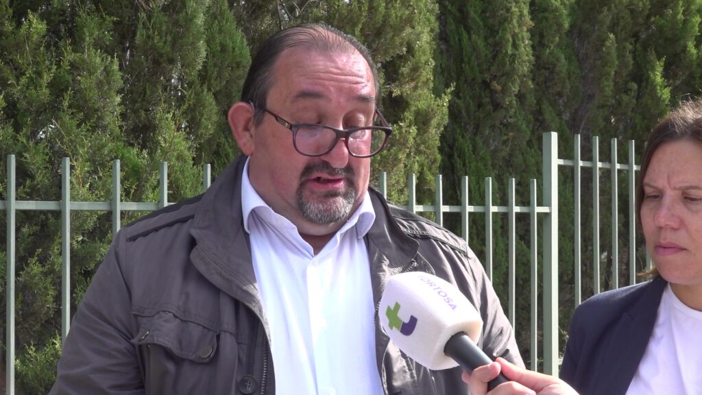 Joan Carles Bonfill de Junts per Tortosa oferint una roda de premsa sobre el manteniment de camins a Tortosa, Baix Ebre.