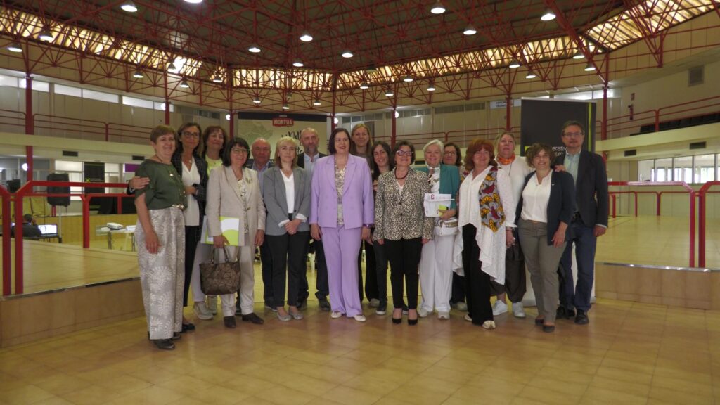 Representants institucionals i dones cooperativistes en la jornada d'AMCAE al pavelló firal d'Amposta, al Montsià.