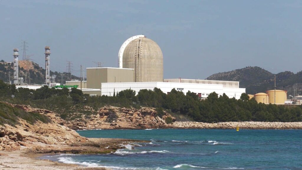 Central nuclear Vandellòs II des de la costa amb l'edifici de contenció i instal·lacions elèctriques al fons.