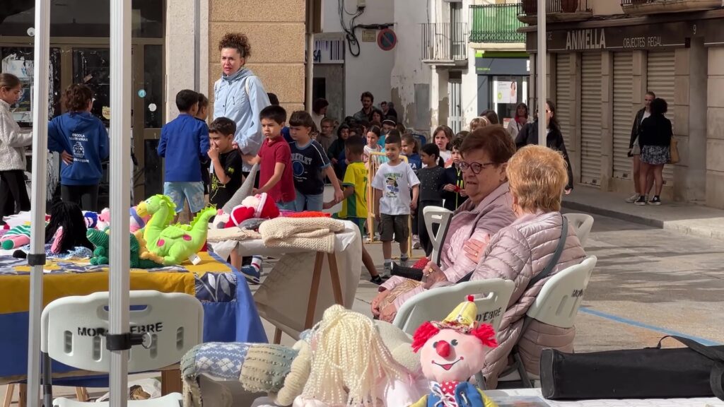 Les parades de roses i llibres i les entitats protagonistes de la diada de Sant Jordi a Móra d’Ebre Ambient de la diada de Sant Jordi a la plaça de Móra d'Ebre amb parades i veïns de la Ribera d'Ebre.