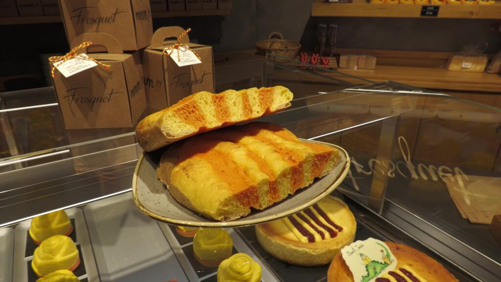 El pa de Sant Jordi, l’altre protagonista de la jornada Pa de Sant Jordi artesà amb les barres de sobrassada i formatge a la Pastisseria Fresquet.