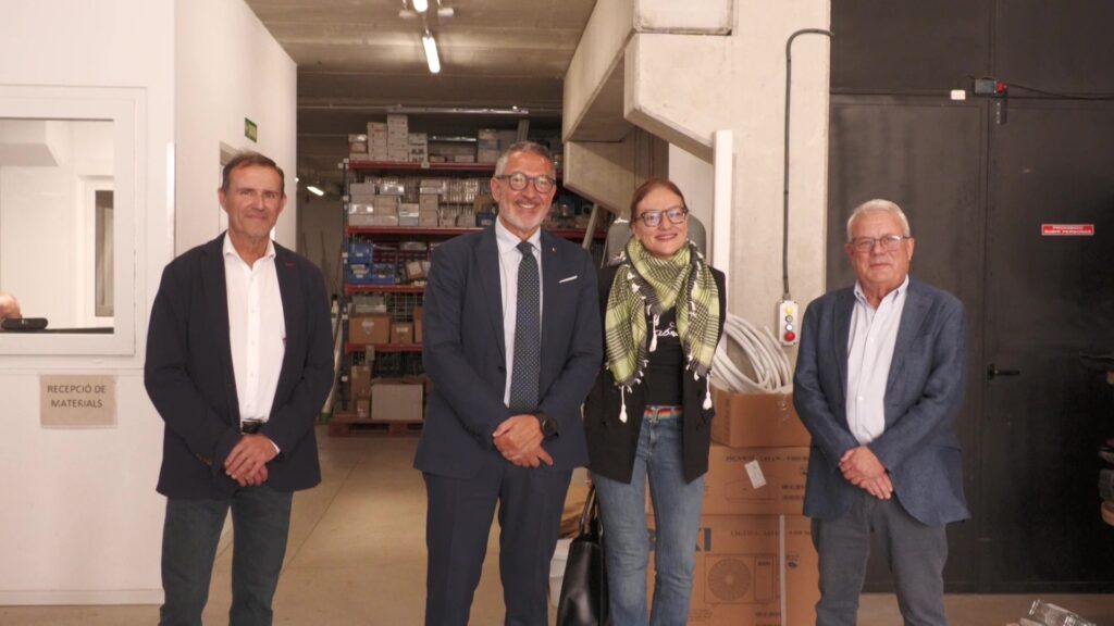 El conseller Miquel Sàmper i l'empresari Sebastián Albiol en una nau industrial de Santa Bàrbara afectada pels aiguats.