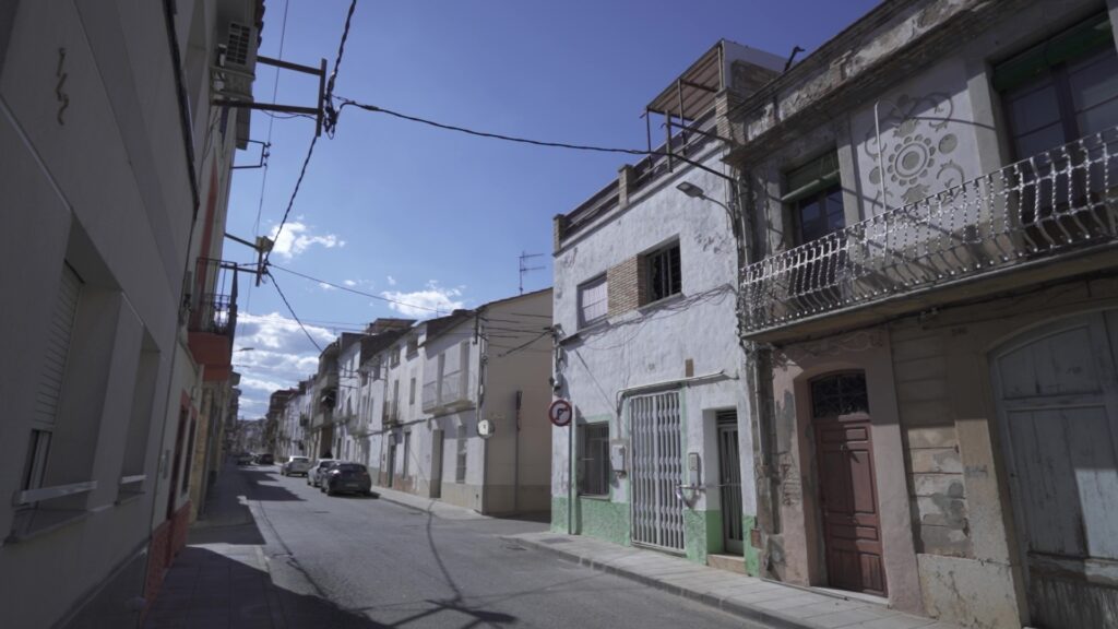Carrer residencial del nucli urbà de Santa Bàrbara al Montsià, Terres de l'Ebre.