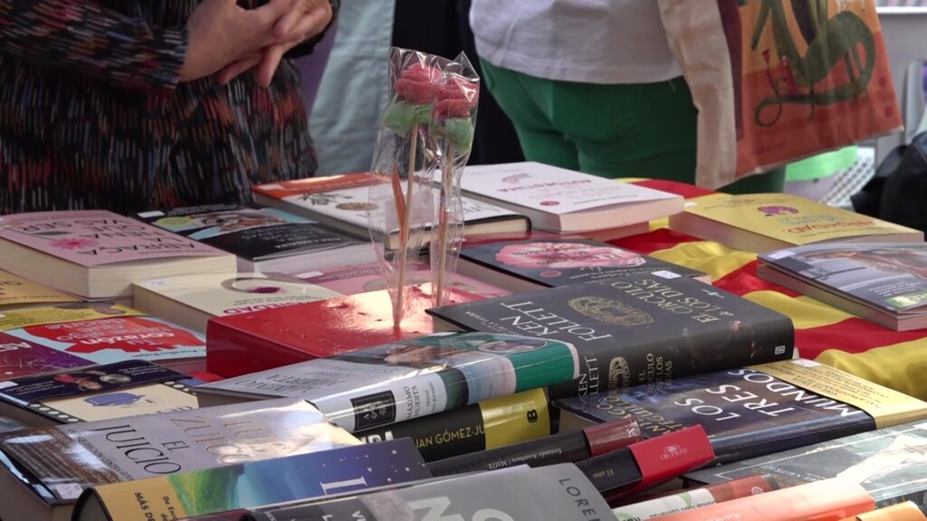 Parada de llibres i roses de Sant Jordi al carrer Major de Roquetes, Baix Ebre.