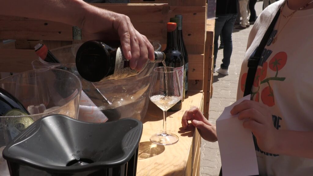 Servei de vi blanc garnatxa en una copa durant la Mostra de Vins de la DO Terra Alta a Batea.
