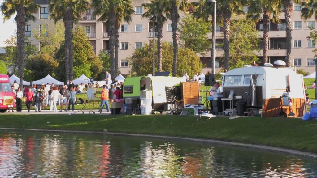 Ambient de la novena edició del Festival Foodtrucks al parc dels Xiribecs d'Amposta, al Montsià.