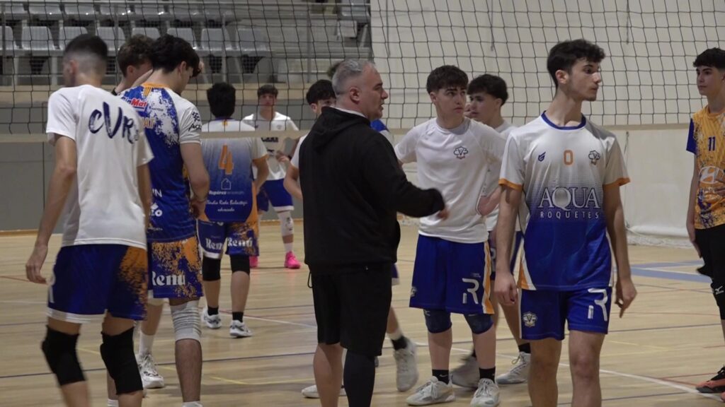 Entrenament del juvenil del Club Voleibol Roquetes al pavelló municipal de Roquetes, Baix Ebre.