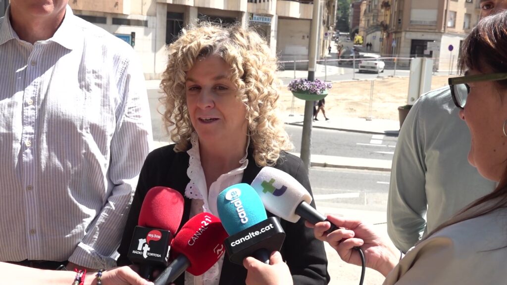 Meritxell Roigé, portaveu de Junts per Tortosa, atenent els mitjans de comunicació al carrer a Tortosa, Baix Ebre.