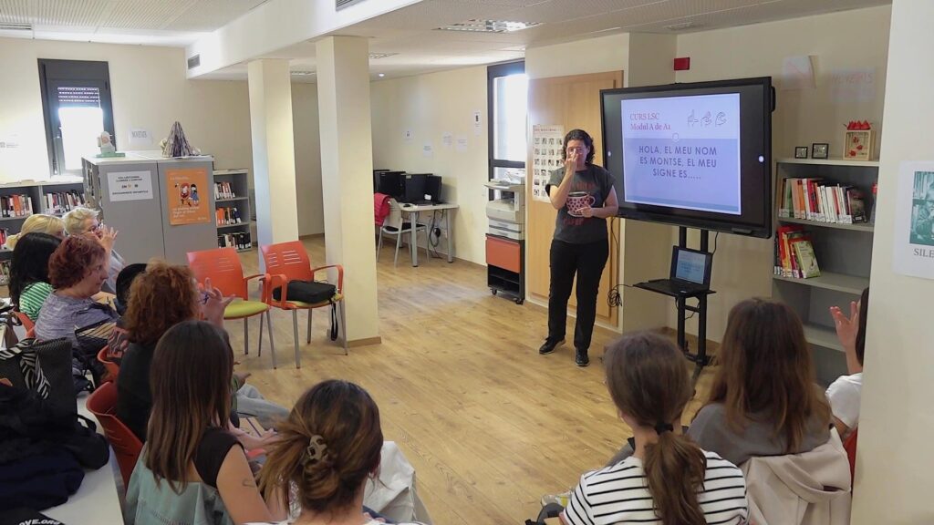 Docent impartint el curs de llengua de signes catalana a la biblioteca de Masdenverge, Montsià.