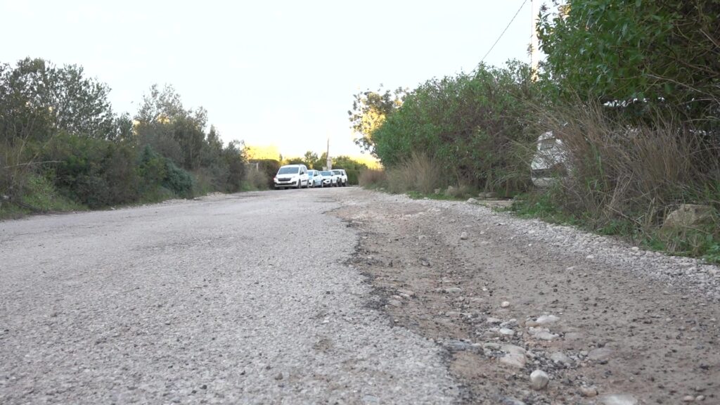 Camí de Sant Francesc amb ferm deteriorat al límit de Tortosa i Roquetes, Baix Ebre.
