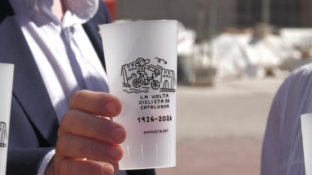L'alcalde d'Amposta, Adam Tomàs, mostra el got commemoratiu de la Festa del Mercat a la Plaça 2026 dedicat a la Volta Ciclista a Catalunya.