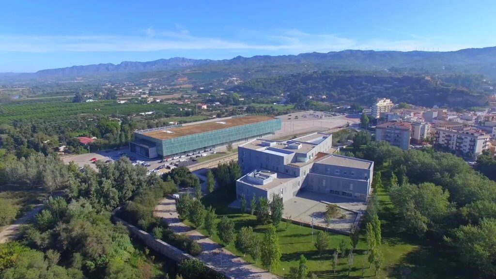 Vista aèria del Campus Terres de l'Ebre de la URV al barri de Remolins de Tortosa.