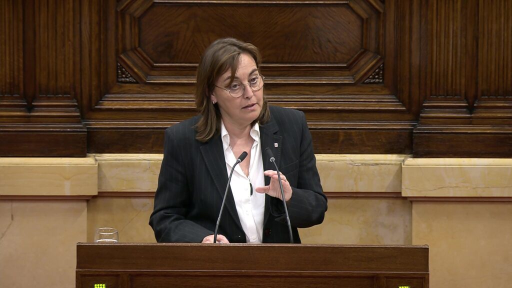 Consellera Sílvia Paneque al Parlament de Catalunya explicant les millores ferroviàries per a les Terres de l'Ebre.