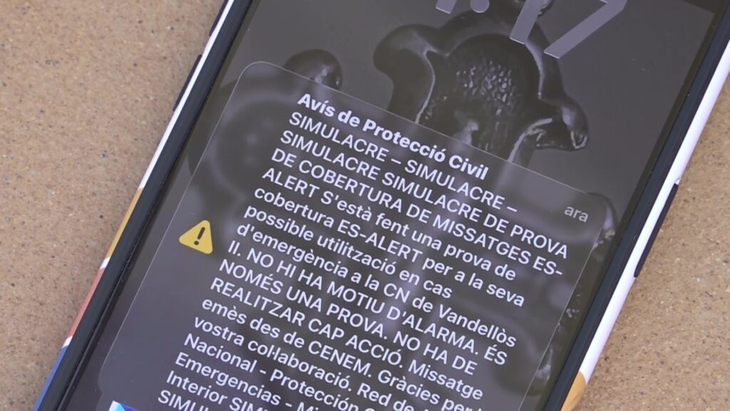 Pantalla d'un telèfon mòbil amb el missatge de prova del sistema ES-Alert a Tivissa, Ribera d'Ebre.