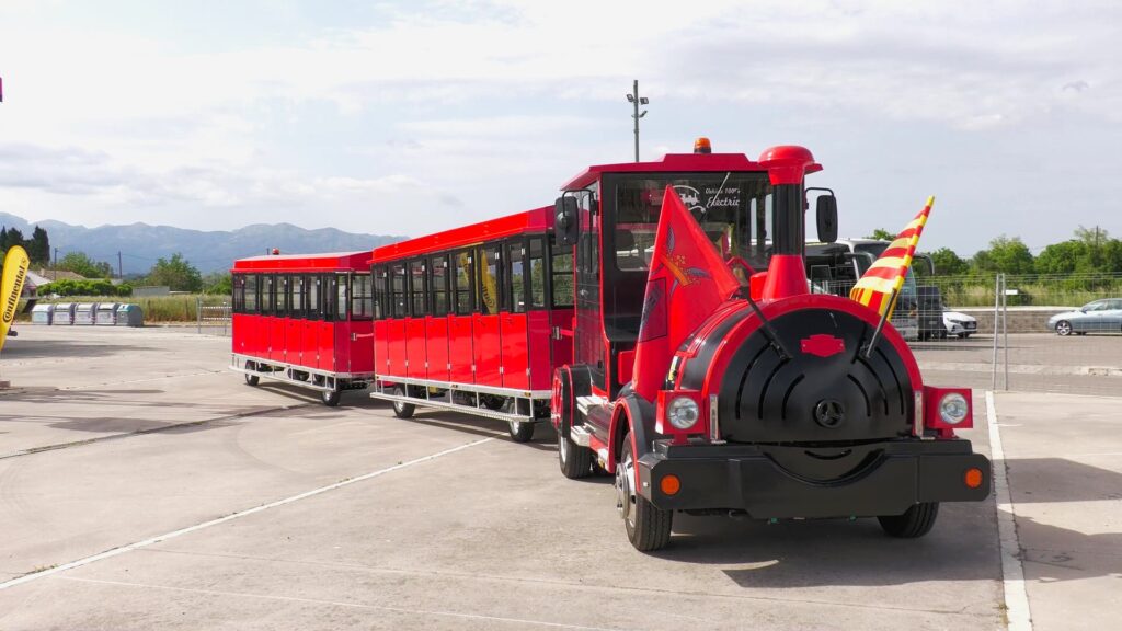 Nou tren turístic elèctric de color roig de Tortosa exposat al pavelló firal de Remolins.