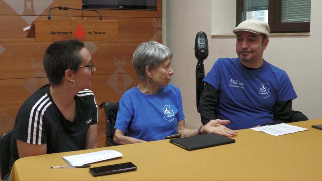 Representants de la CUP Tortosa i l'entitat ASSIDE durant la roda de premsa sobre l'accessibilitat a Tortosa.
