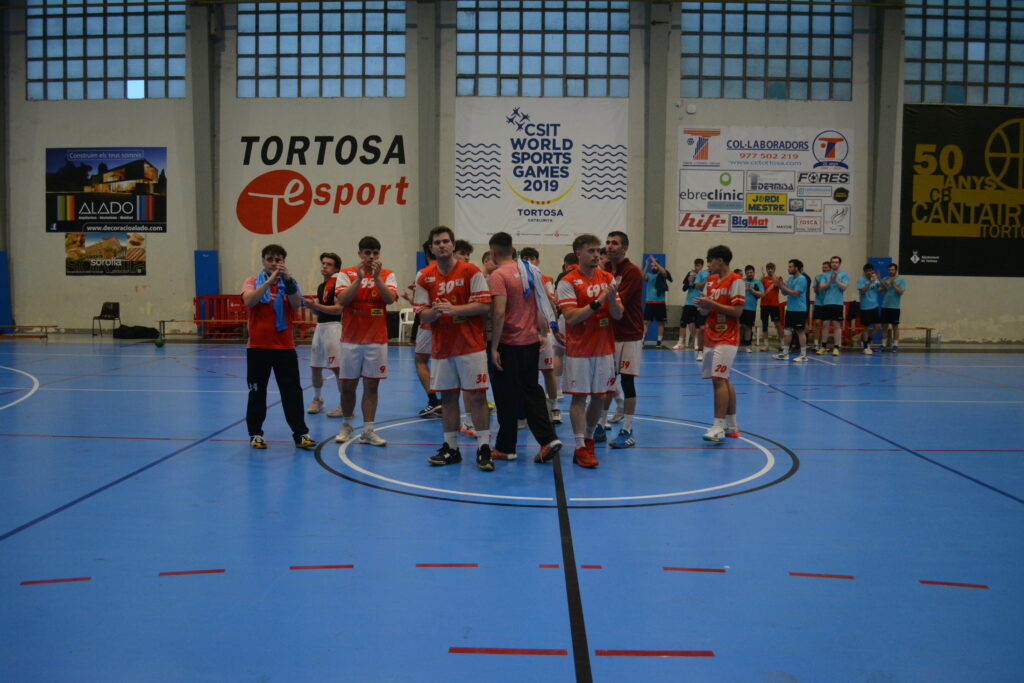 Jugador del CE Tortosa d'handbol d'esquena amb el dorsal 4 durant un partit a Tortosa, Baix Ebre.