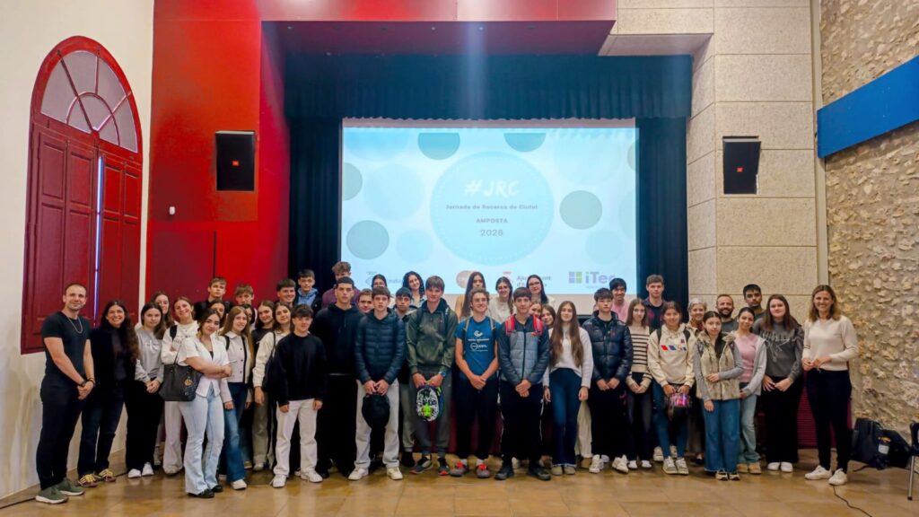 Alumnat i autoritats durant la primera Jornada de Recerca de Ciutat al Casal municipal d'Amposta, Montsià.