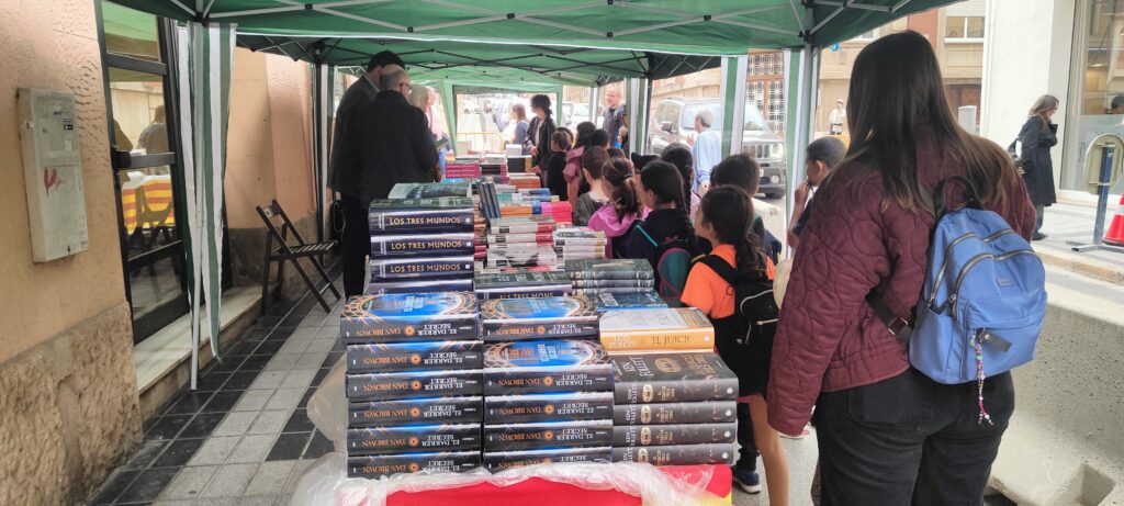 Els autors ebrencs són alguns dels protagonistes més destacats de la diada de Sant Jordi.