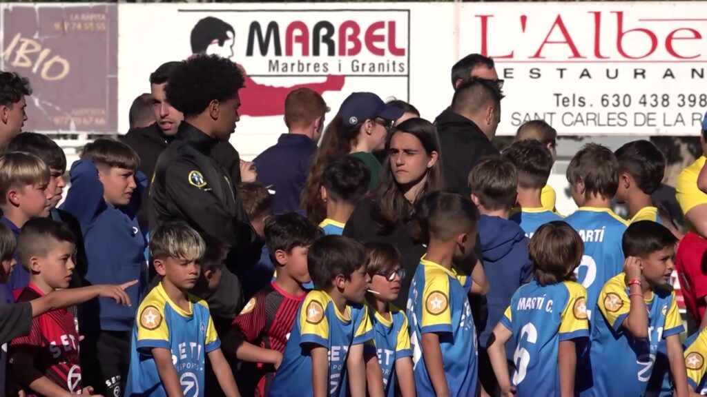 Xiquets i jóvens d'equips de futbol base durant la cerimònia de l'ITE a Tortosa, Terres de l'Ebre.