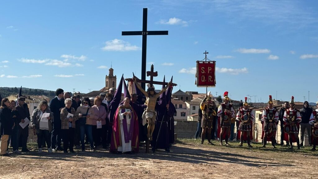 Representació del Viacrucis al Calvari amb els armats i veïns a la Palma d'Ebre, Ribera d'Ebre.