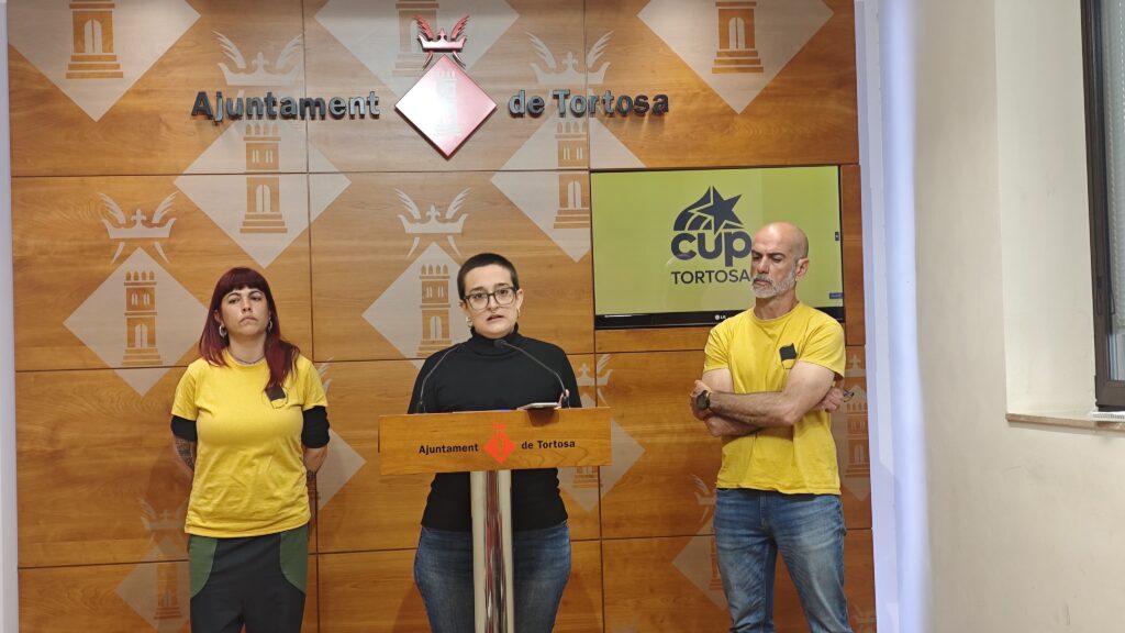 La CUP Tortosa porta al ple una moció per millorar les condicions del personal educatiu i defensar l’escola pública Selene Alberich de la CUP Tortosa i Pau Urenya d'USTEC durant la roda de premsa a l'ajuntament.