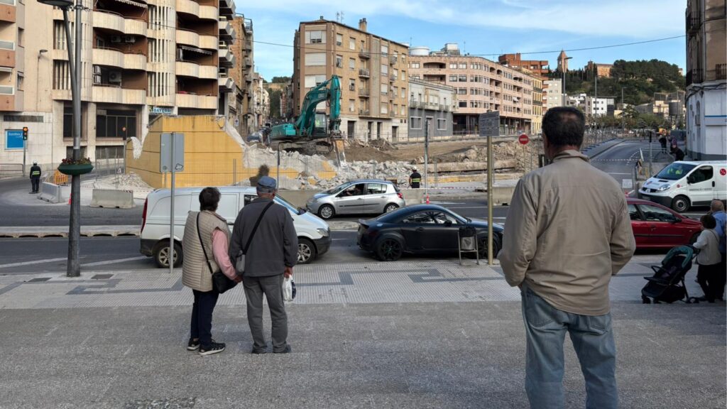 El desmunt del talús causa gran expectació entre la ciutadania de Tortosa Obres d'enderroc del talús de l'antic pont del ferrocarril a l'avinguda de la Generalitat de Tortosa, Baix Ebre.