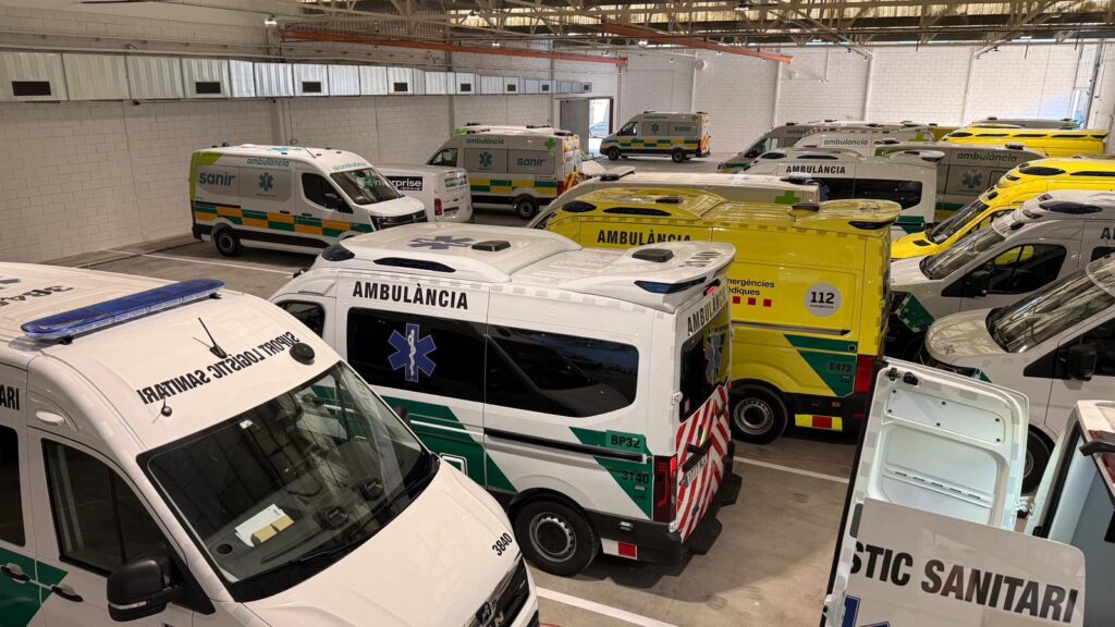 Ambulàncies de la nova empresa Sanir aparcades a la seu de la Raval de Cristo, al Baix Ebre.