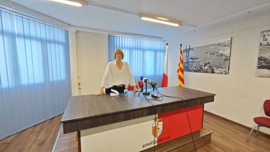 L'alcaldessa Eva del Amo durant la roda de premsa sobre la moció de censura a l'Ametlla de Mar, Baix Ebre.