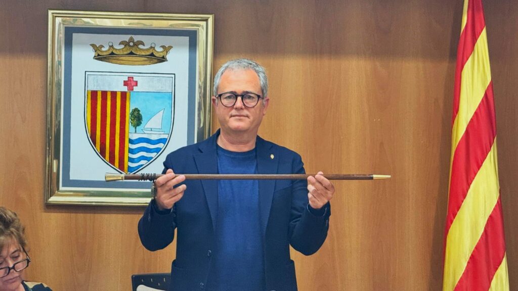 Jordi Gaseni pren possessió com a nou alcalde de l’Ametlla de Mar al saló de plens de l'ajuntament.