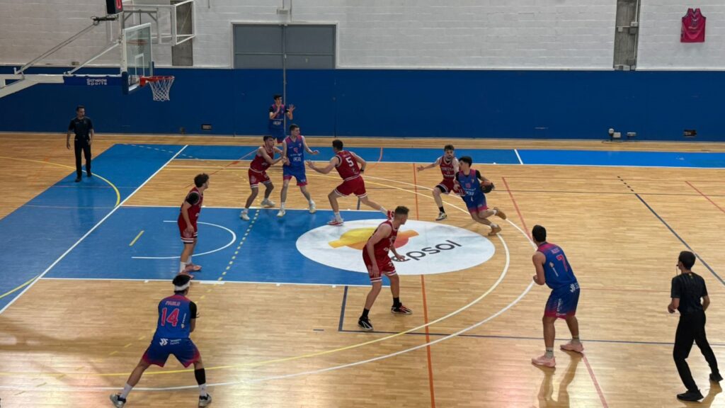 Imatge del partit entre el CBT i el CB Cantaires