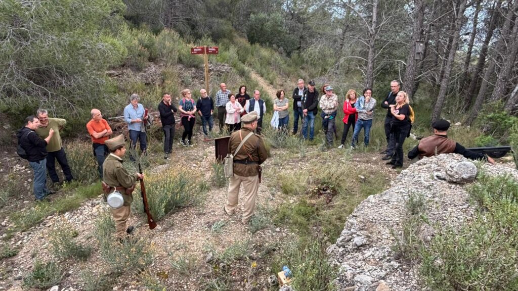 Àlex Sambró de l'associació Lo Riu durant la Jornada de Memòria Democràtica a Tivenys, Baix Ebre.
